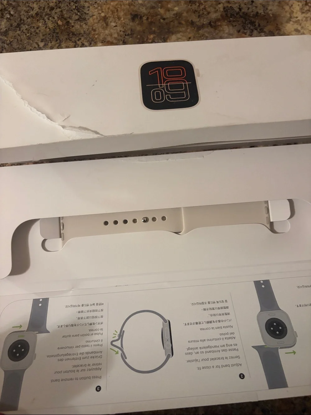 Apple Watch with Cream/Beige Sport Band SE 3 refurbished